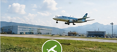 Avion au décollage au-dessus des abords de piste