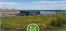 Zone industrielle et prairie
