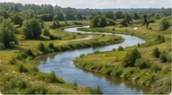 Après : la rivière a retrouvé ses méandres, bordés de prairies et de bosquets.