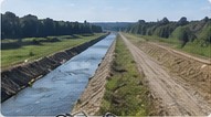 Avant : un cours d’eau recalibré, rectiligne entre deux digues de terre nue.